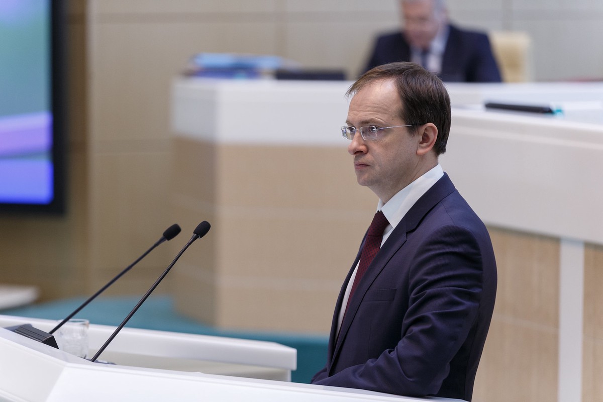 Мединский прокомментировал вопрос о пропаганде в учебнике истории