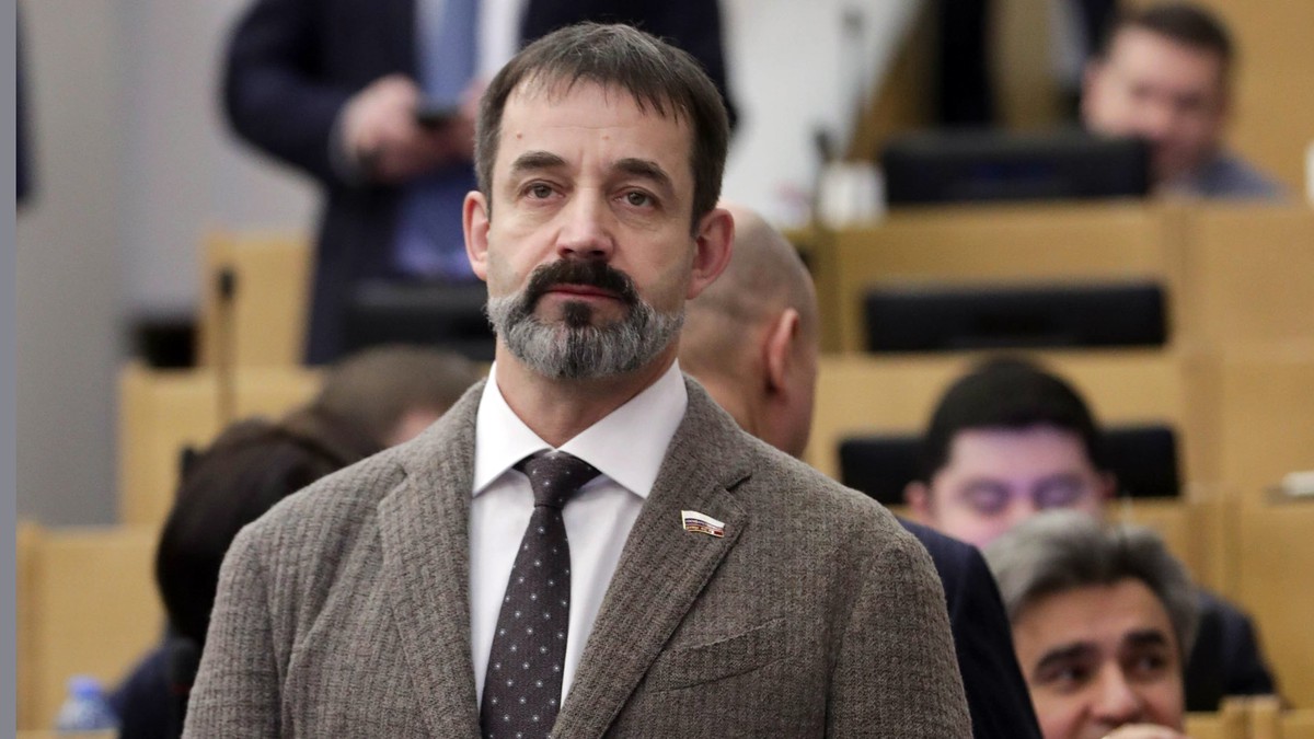 Дмитрий Певцов призвал не пускать на телевидение звёзд, покинувших Россию после начала СВО