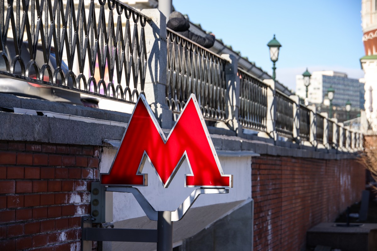 Московское метро отсудило убытки у пассажира, спустившегося на пути