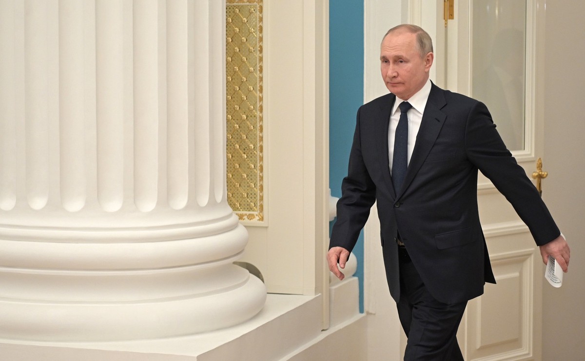 Визитку Путина и документ с его подписью выставили на аукцион в Санкт-Петербурге