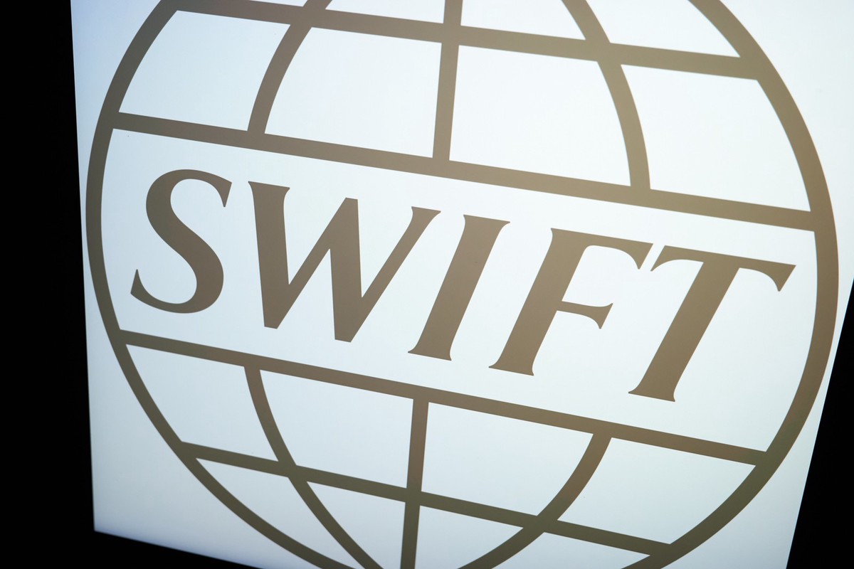 СМИ: ЕК предложила отключить от системы SWIFT еще четыре российских банка