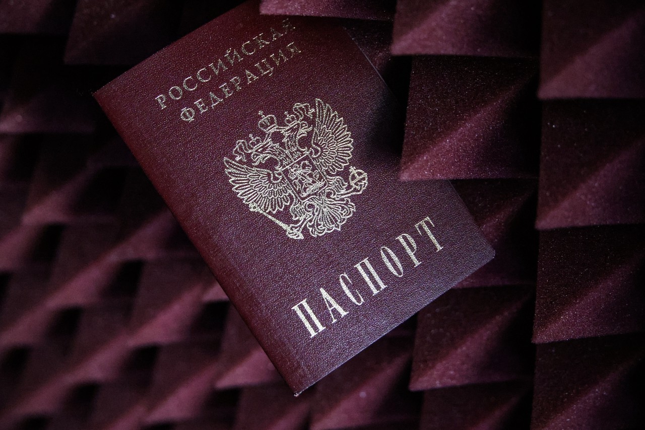 Как сейчас в новых субъектах РФ получают российские паспорта и как это происходило в 2014 году в Крыму