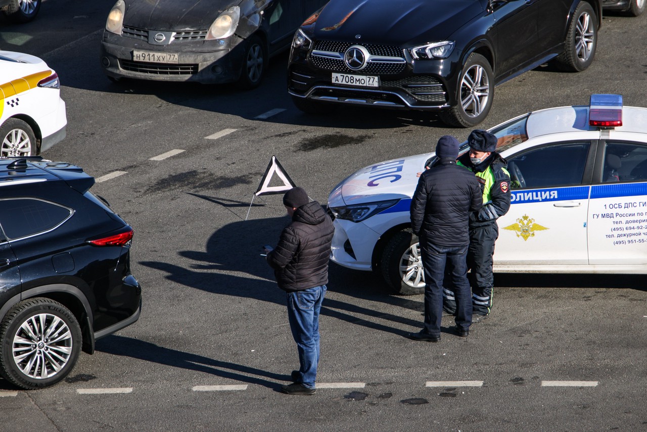 Автоэксперт Сажин рассказал, как действовать в случае попадания в яму на дороге
