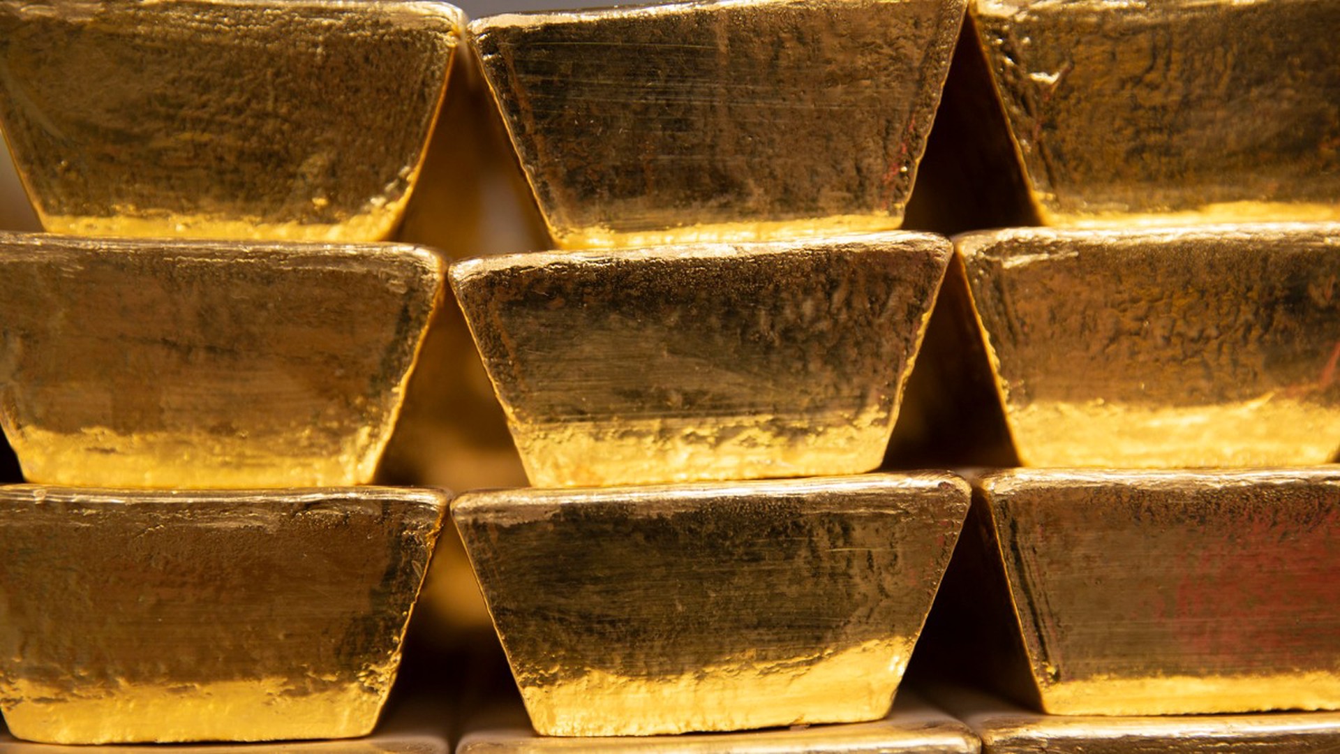 Золото бьёт рекорды: стоит ли бежать покупать? 