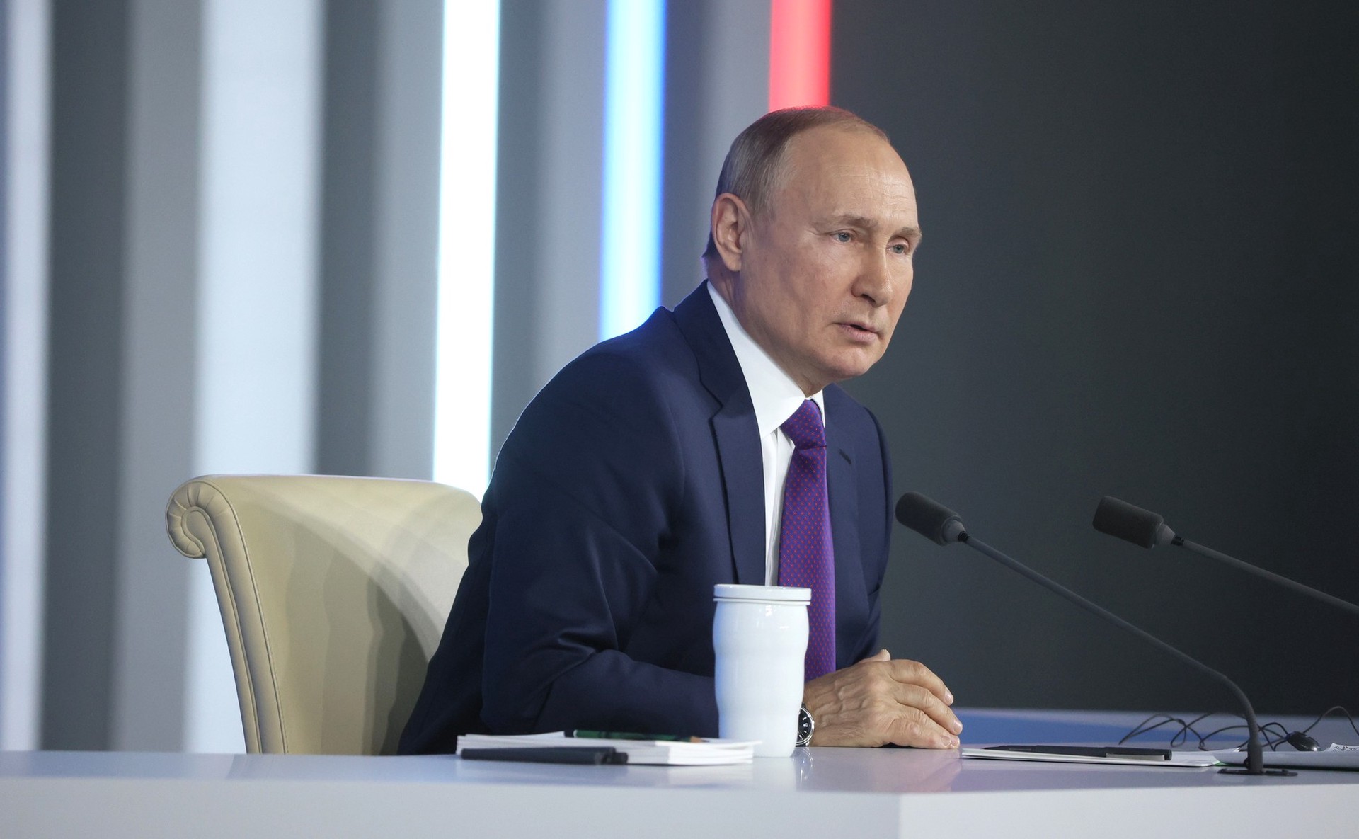 Путин: Российская экономика преодолевает трудности от санкций