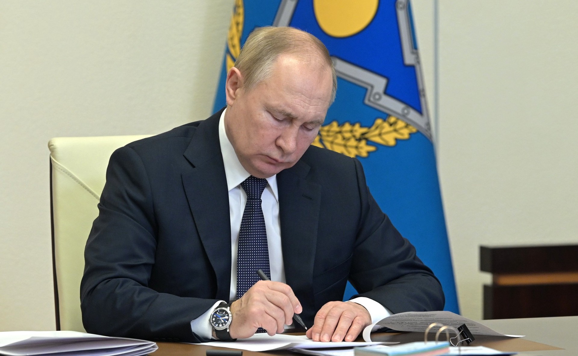 Путин подписал закон о продлении срока обращения физлиц и МСП за кредитными каникулами