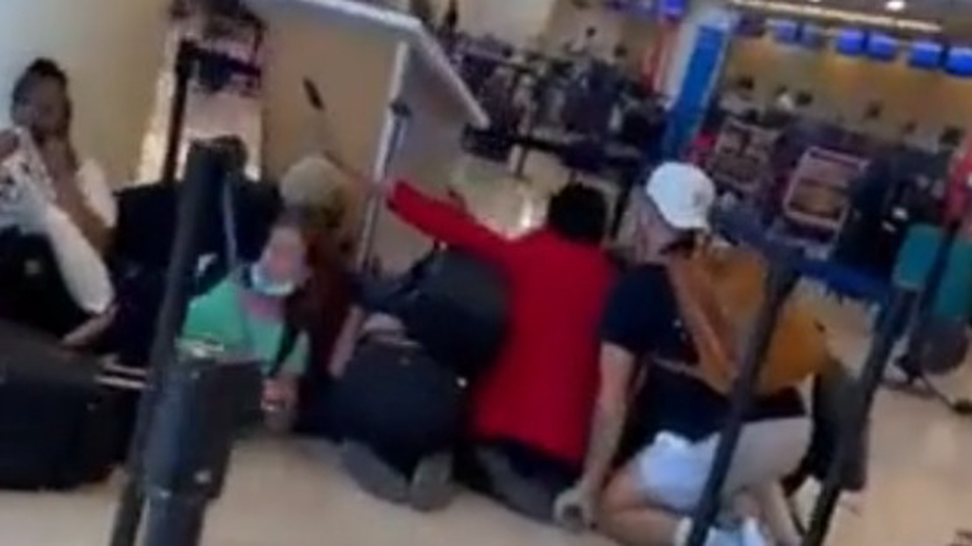 В аэропорту Канкуна в Мексике началась паника из-за звуков стрельбы