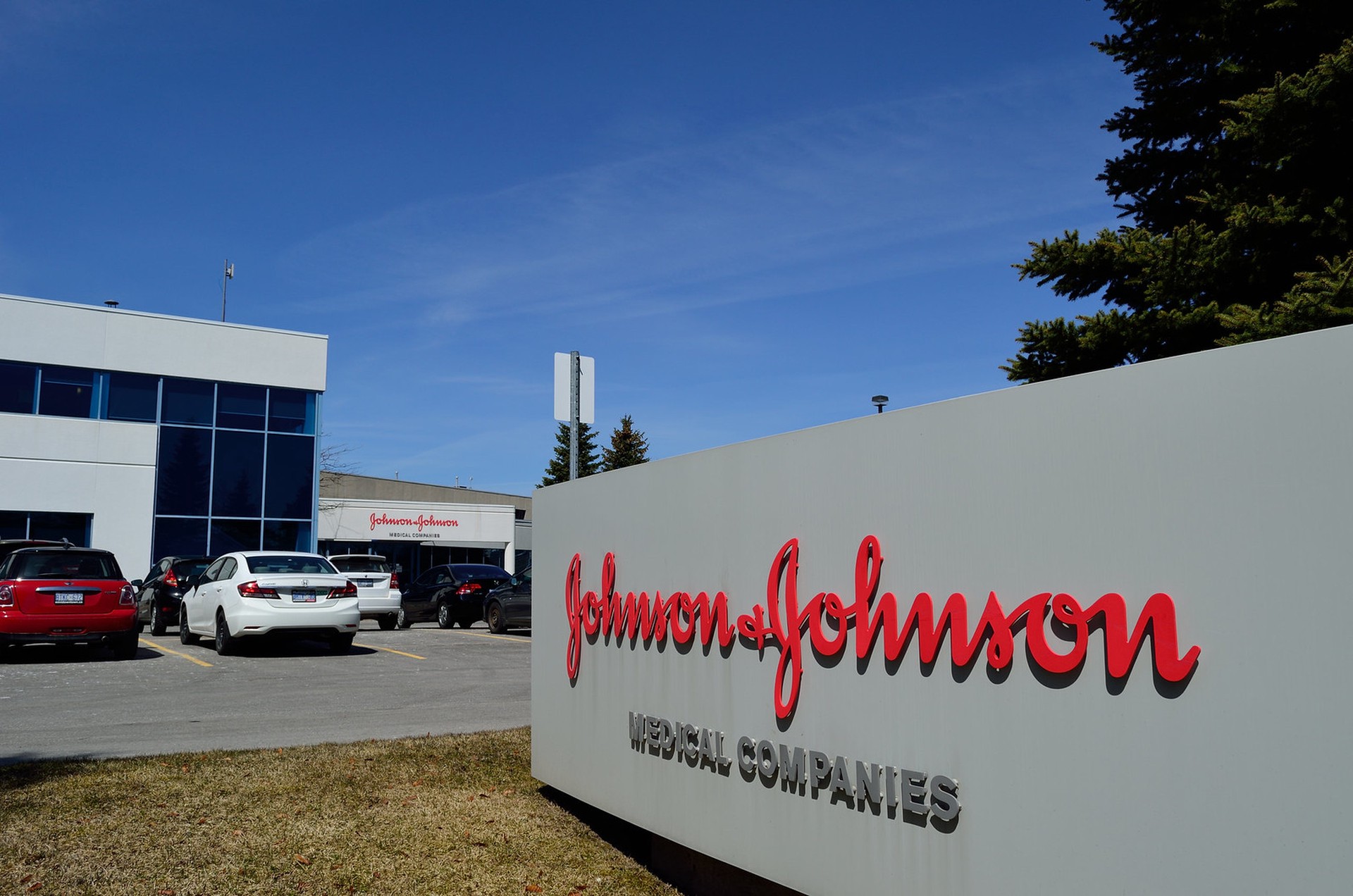 Johnson & Johnson приостанавливает поставки средств личной гигиены в Россию