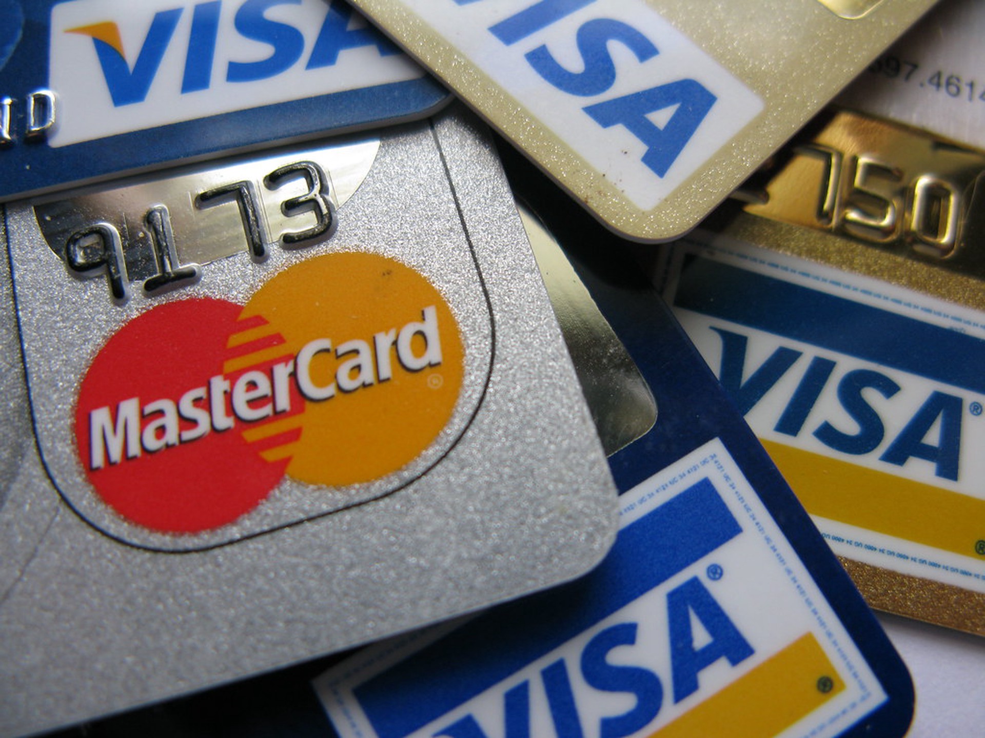 Эксперт рассказал, как защититься от нового вида мошенничества с фото фейковых банковских карт