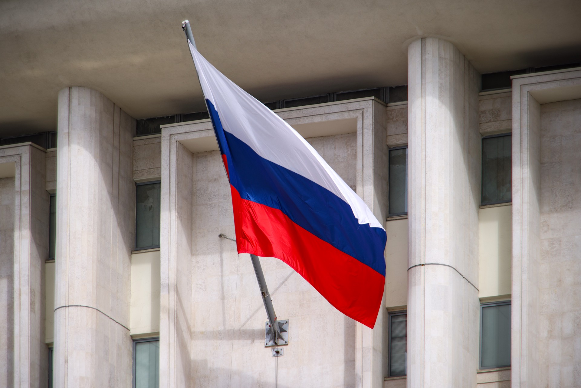 Госдума обязала вывешивать российский флаг в вузах, школах и детсадах