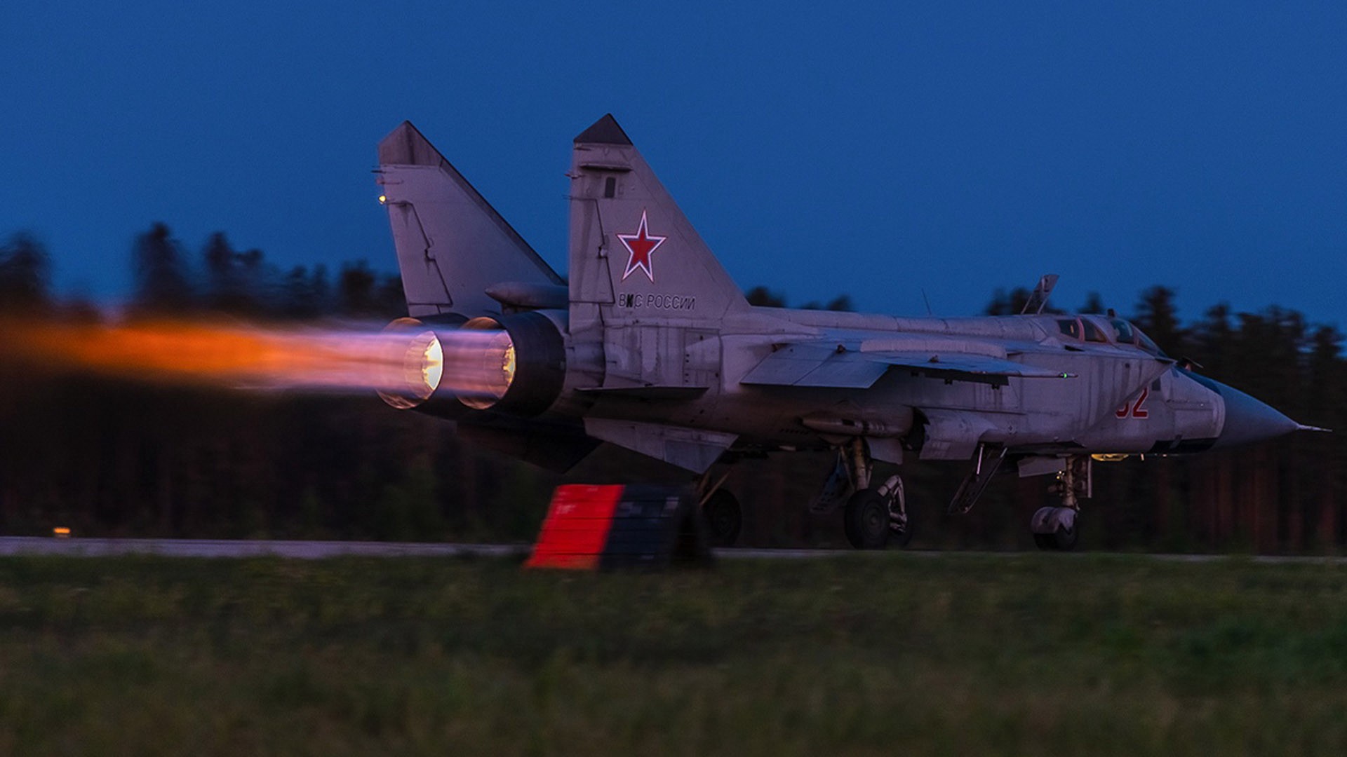 Песков объяснил, почему истребители Су-35С сопровождали полёт Путина в Абу-Даби