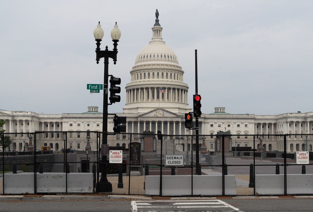 Политолог: США готовят общественность к сокращению поддержки Украины
