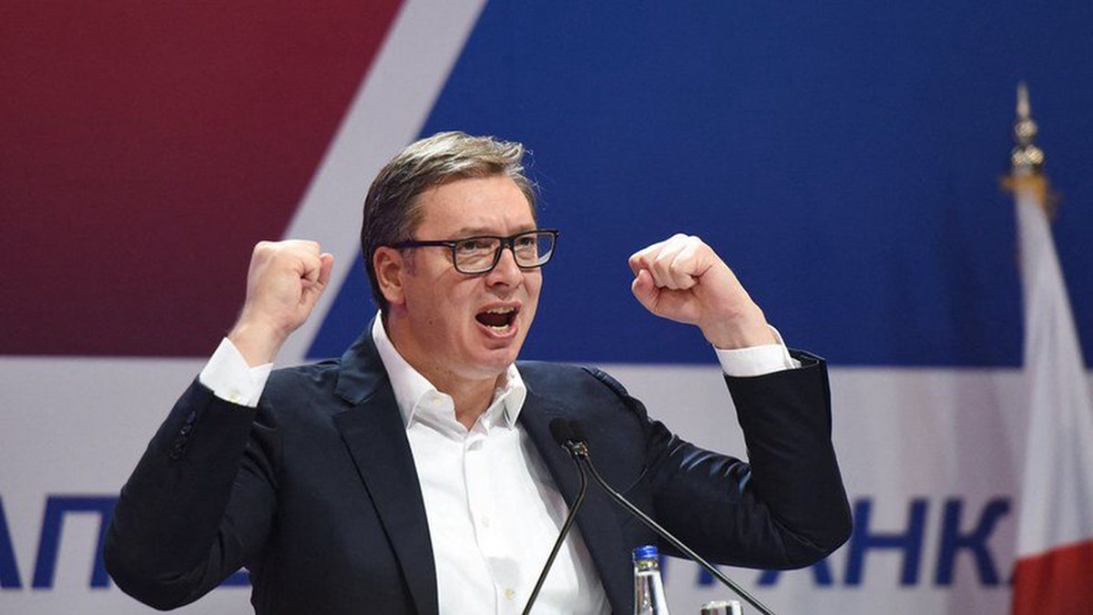Вучич заявил, что запрещает в Сербии гей-парад