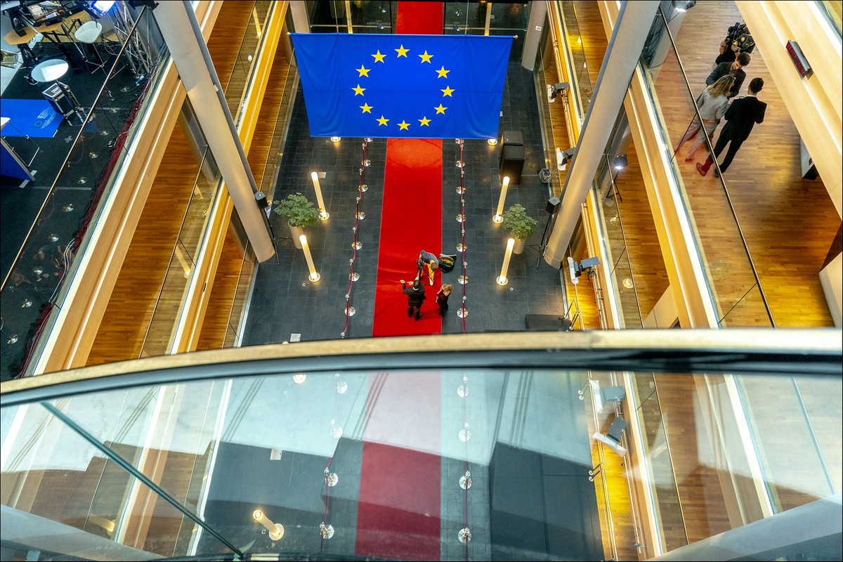 Партия Урсулы фон дер Ляйен лидирует на выборах в Европарламент