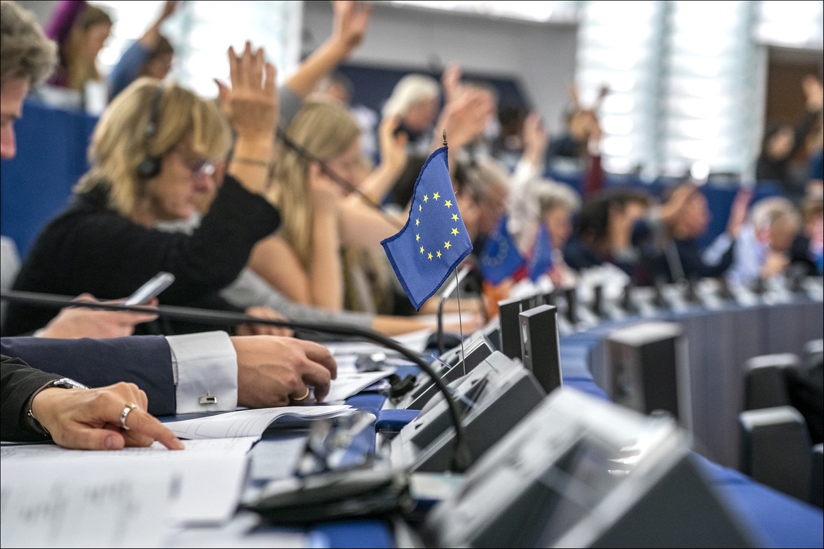 AFP: Европарламент случайно одобрил критику «милитаристской политики ЕС по Украине»