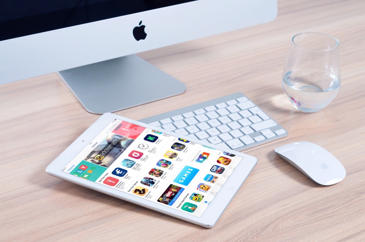 Мишустин допустил возможность прекращения работы App Store и Google Play 