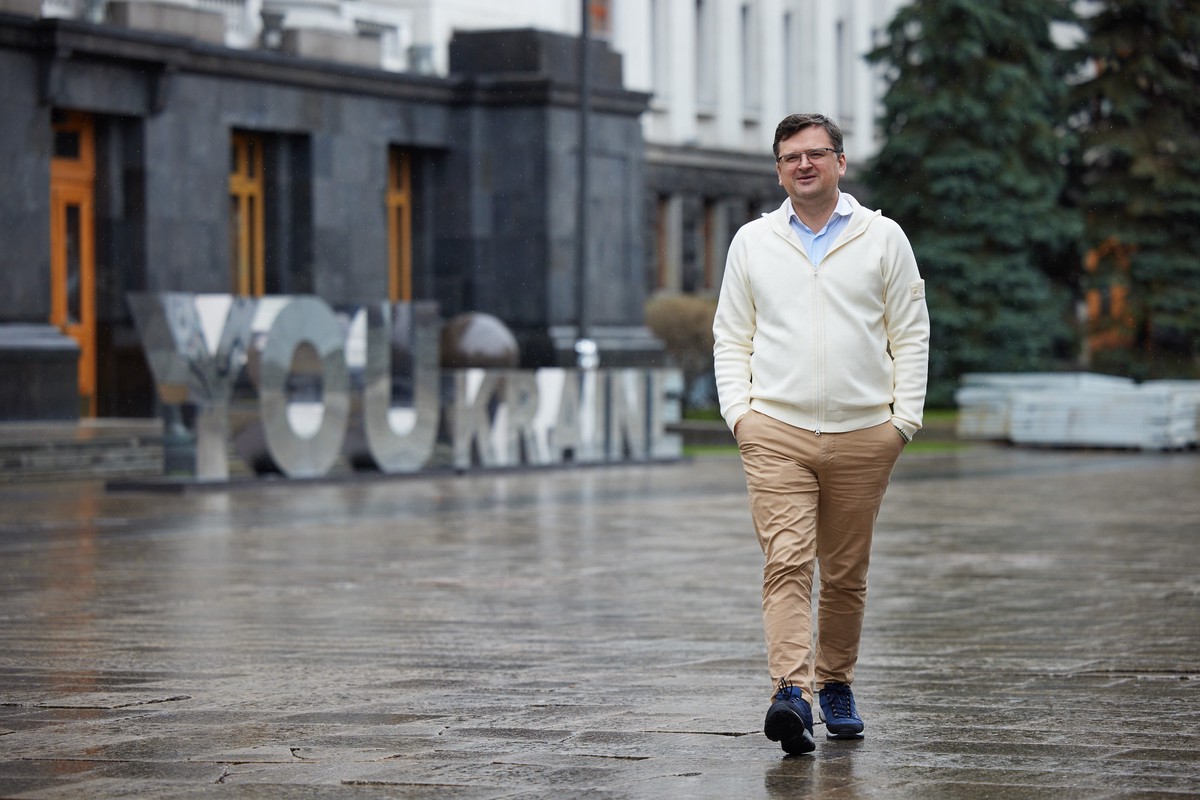 Кулеба заявил, что написал заявление об отставке под бутылку вина и сигару