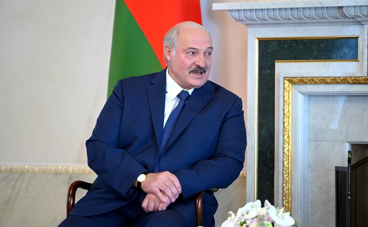 Лукашенко поздравил православных с Пасхой и призвал соседние страны жить дружно