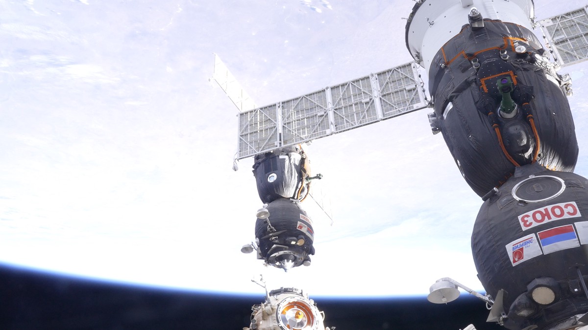 «Не трогай, он – мой»: NASA показали запись разговора россиян в открытом космосе