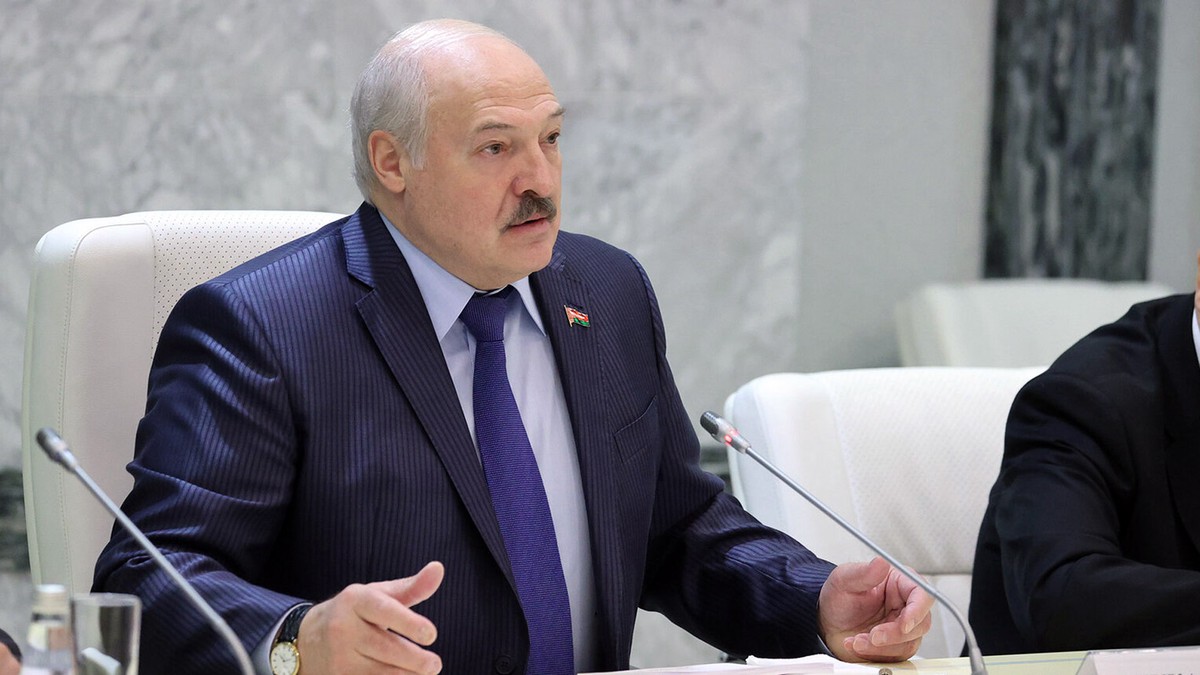 Лукашенко заявил, что нужно расценивать поток оружия через Украину как угрозу мира 