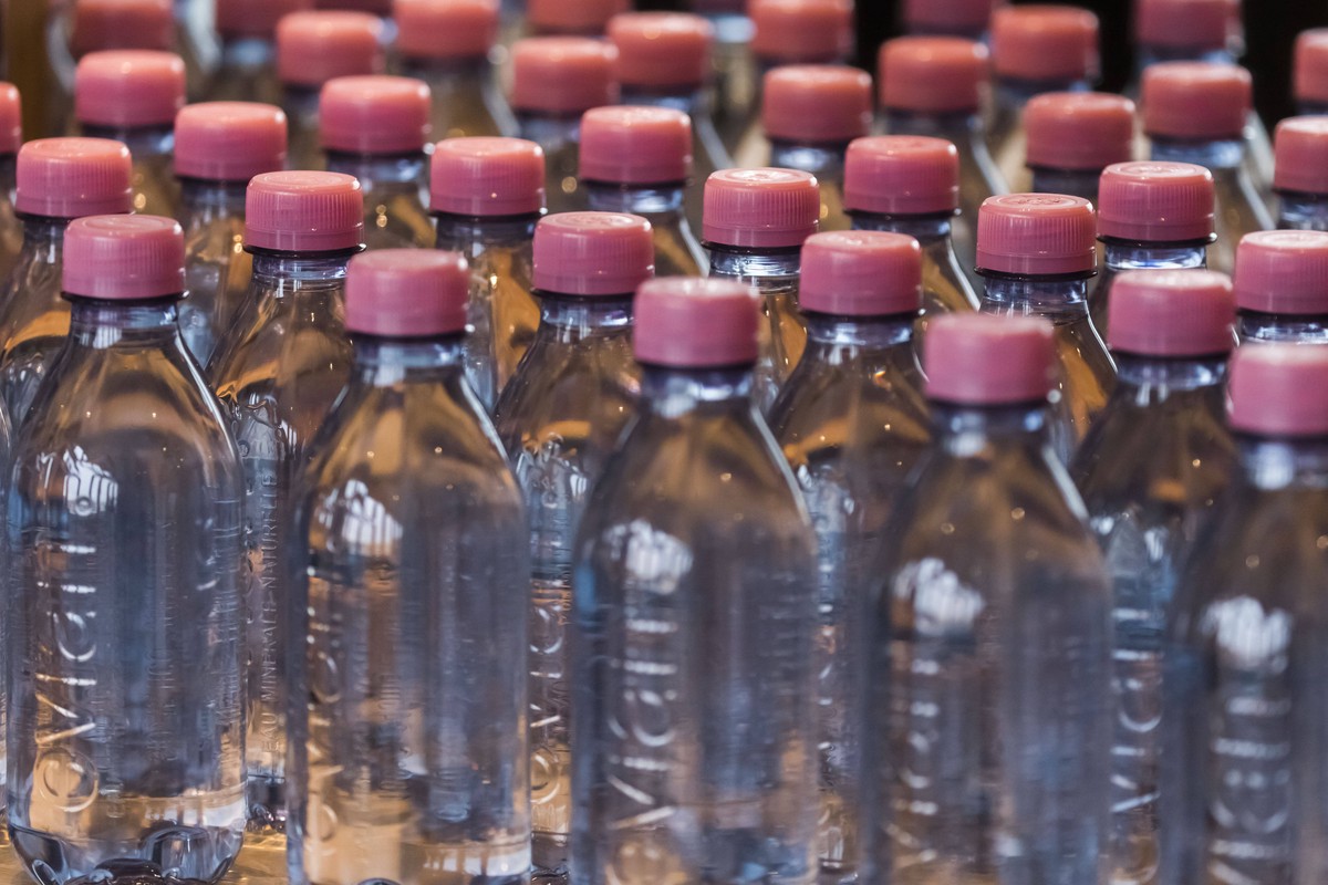 Danone прекратит поставки в Россию Alpro и Evian