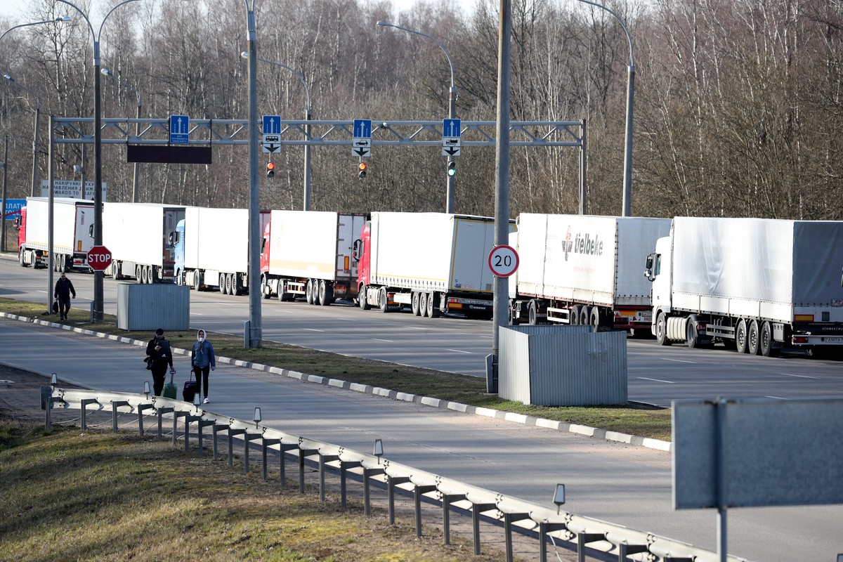 На российской границе временно отменят контроль фур с продуктами и товарами первой необходимости