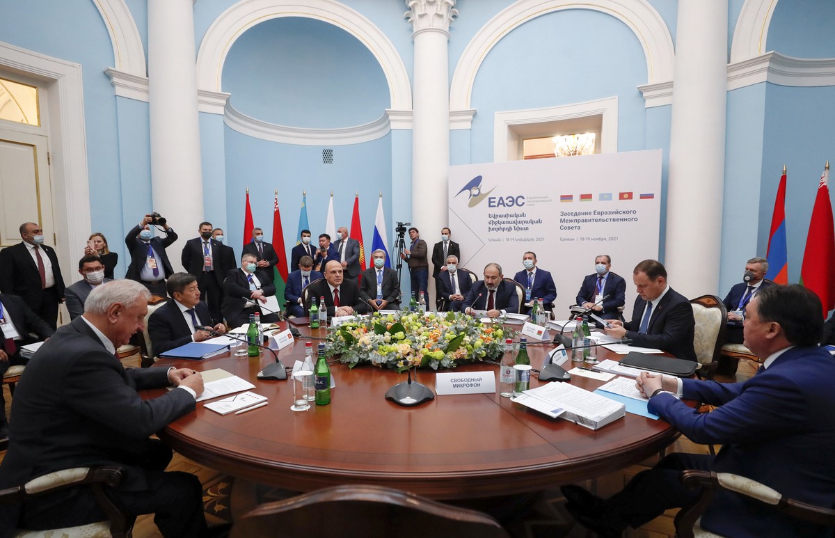 «Работают спецслужбы»: может ли Казахстан выйти из ЕАЭС? 