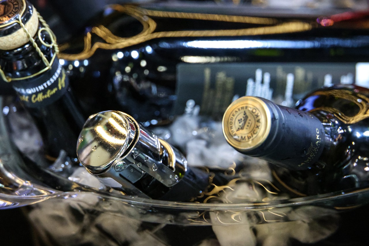 Эволюция статусных новогодних подарков: что дарят знаменитости