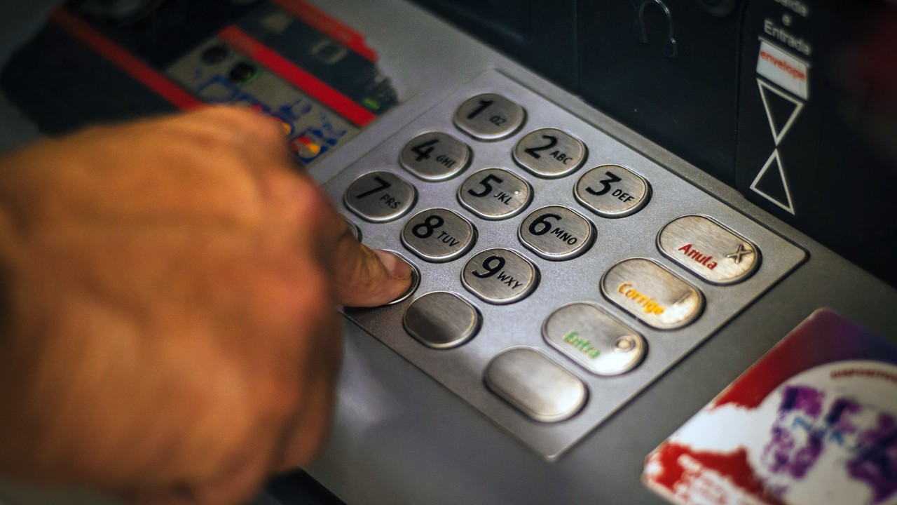 Банки будут возвращать людям похищенные мошенниками деньги: что нужно знать