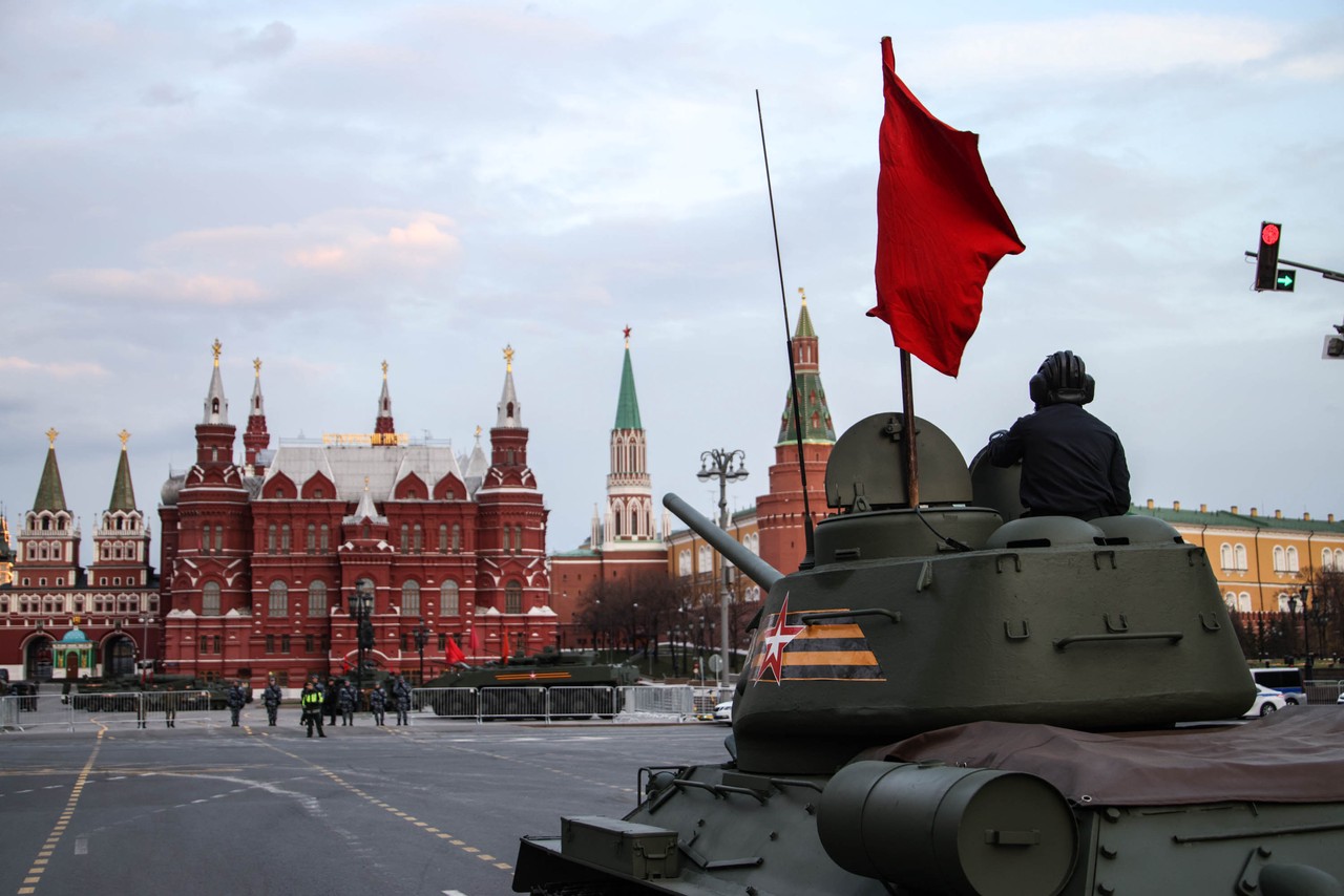 «Плевок в НАТО». Трамп мстит за Иран визитом в Москву 9 мая. Кого Путин посадит рядом – шокирующие детали