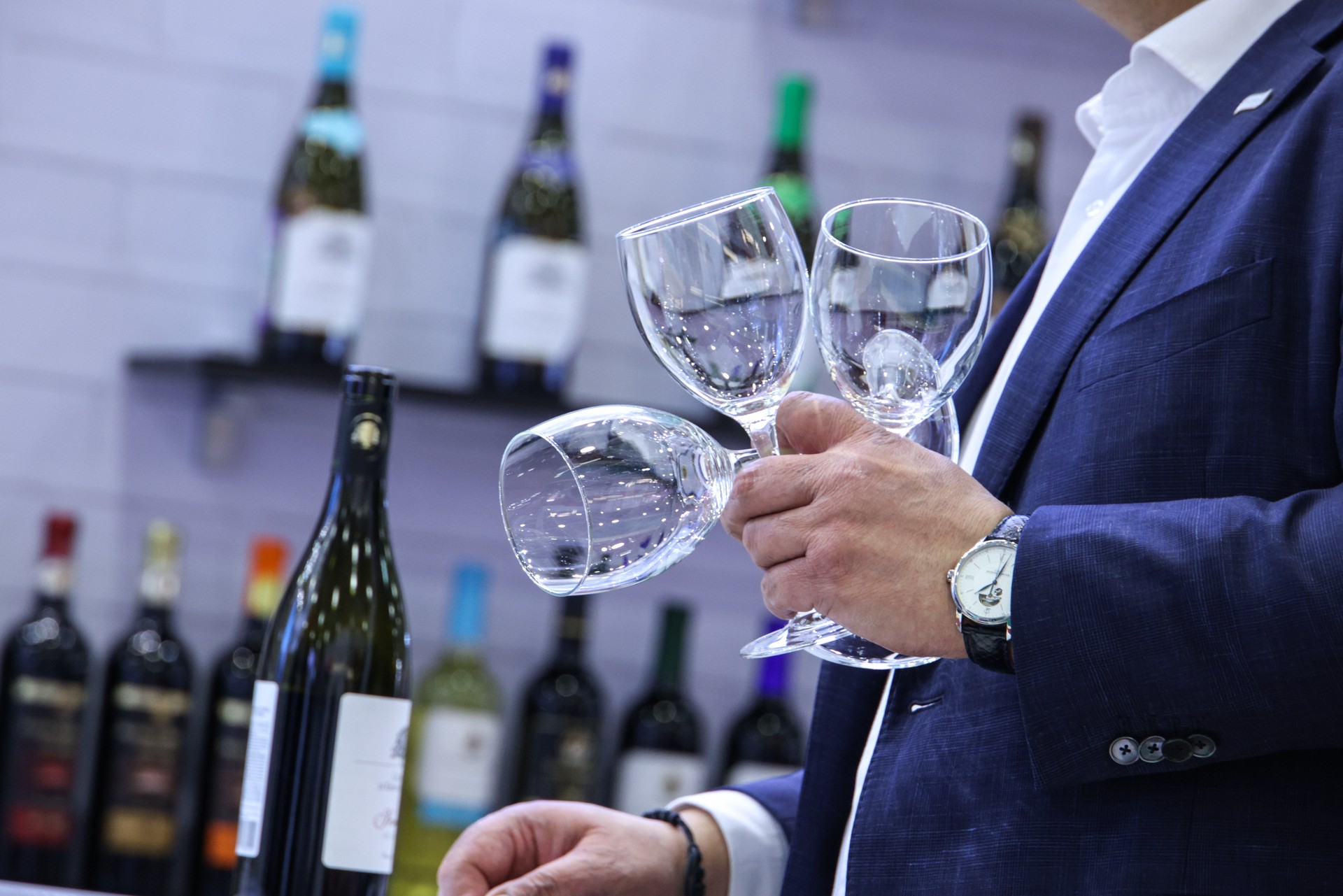 Эксперт оценил перспективы эксперимента по интернет-продаже отечественного вина через «Почту России»