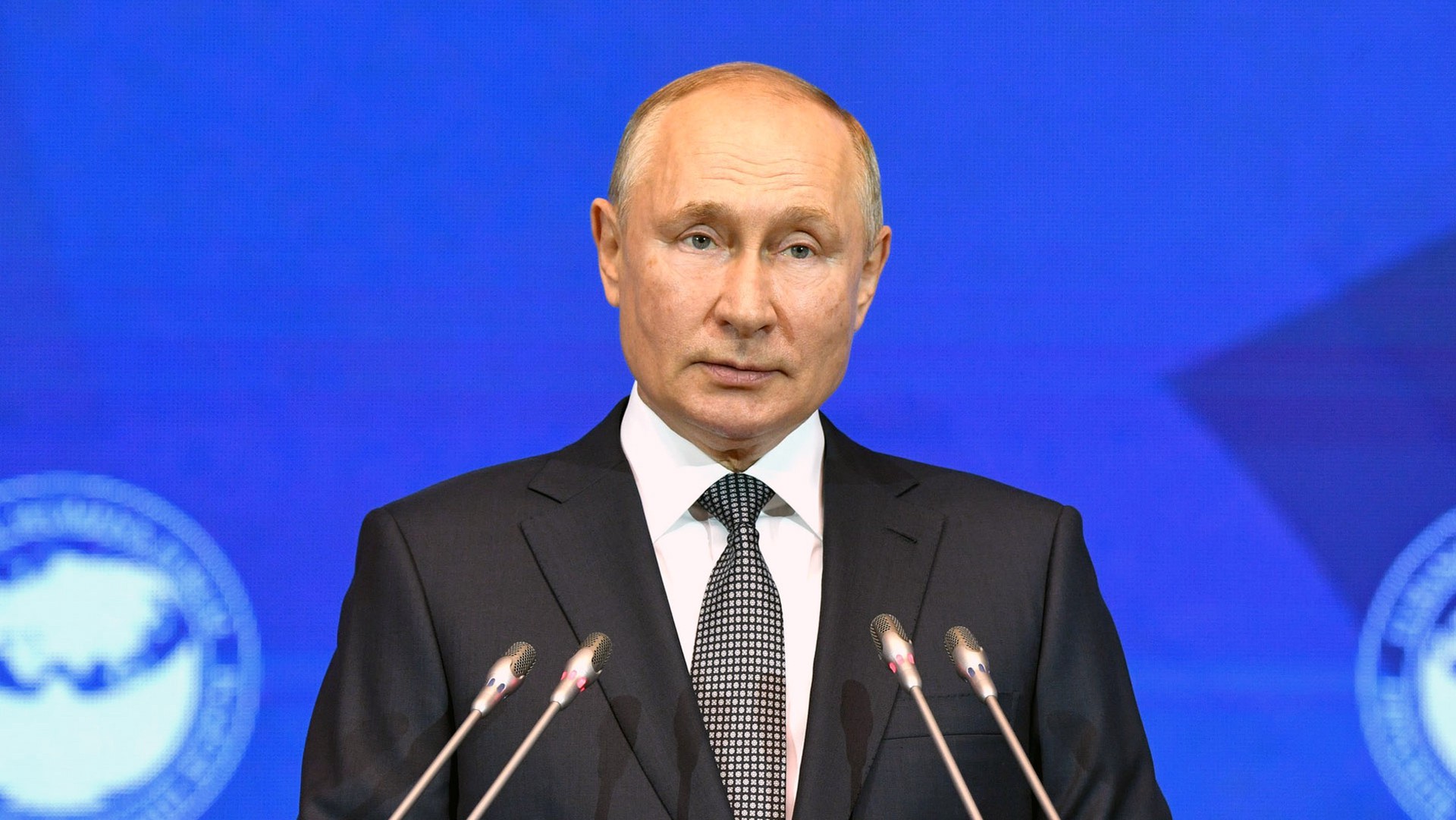 Президент РФ Владимир Путин выступил с обращением к россиянам перед выборами