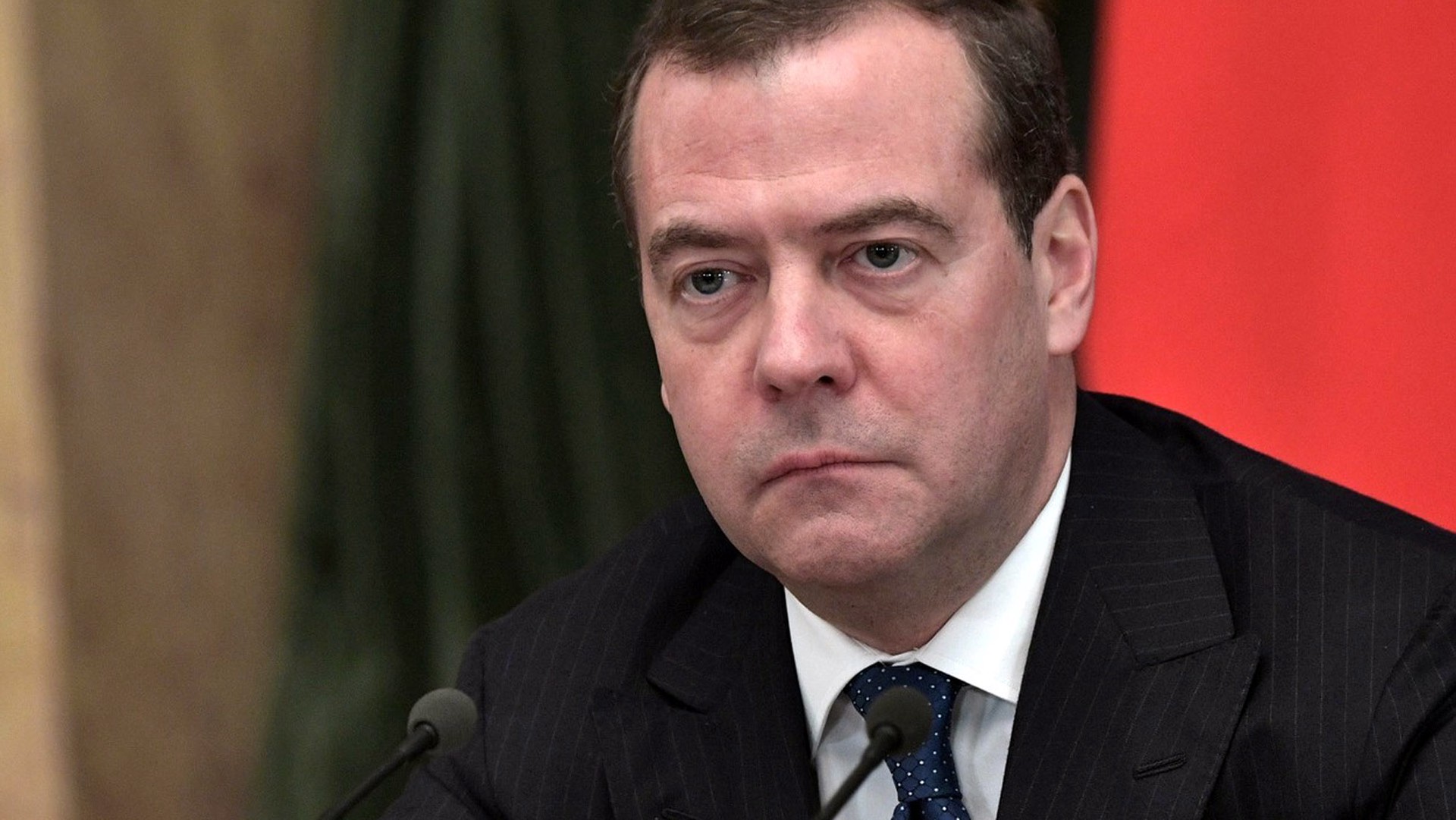 Медведев призвал снимать в России кино о войне