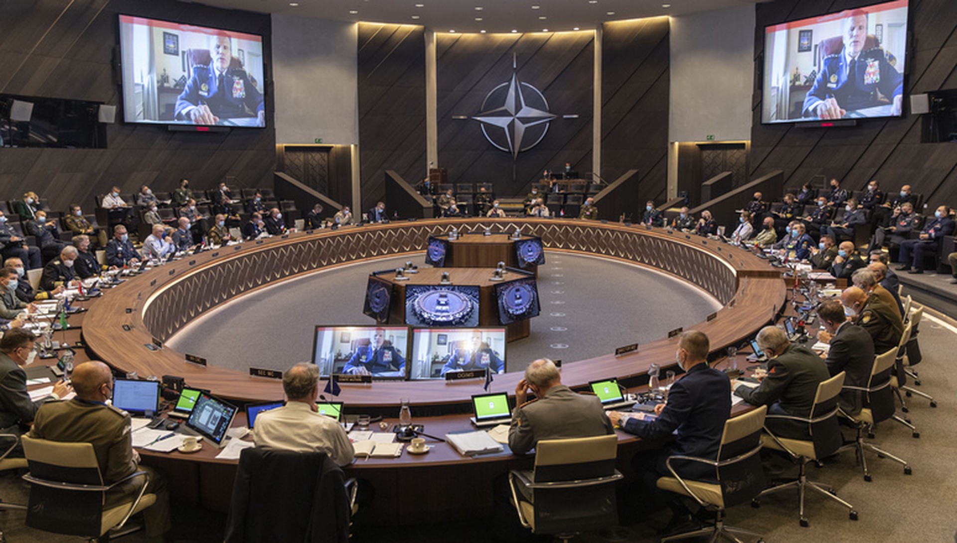 Столтенберг: Главы МИД НАТО согласовали новые ограничения против России