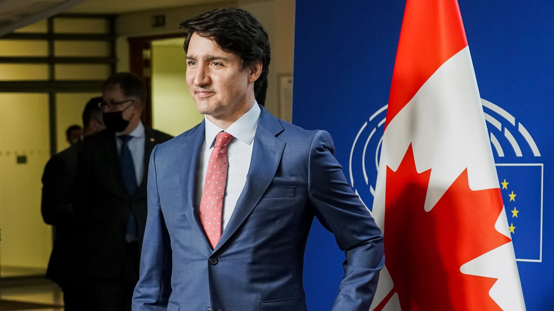 Канадец отказался пожать руку премьеру Канады Трюдо и обругал его за помощь Украине