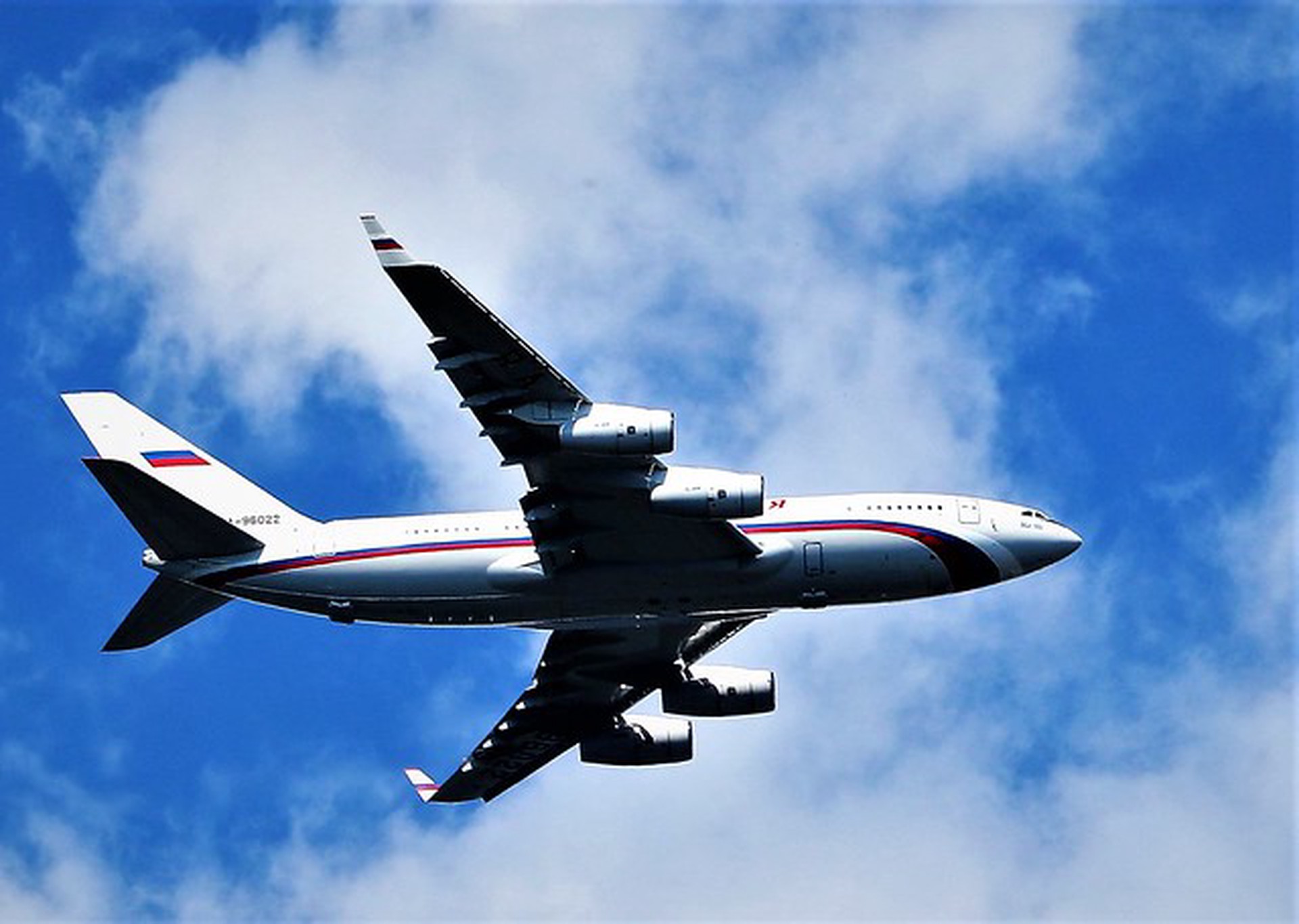В аэропорту Иркутска пассажирский самолёт врезался в стаю птиц