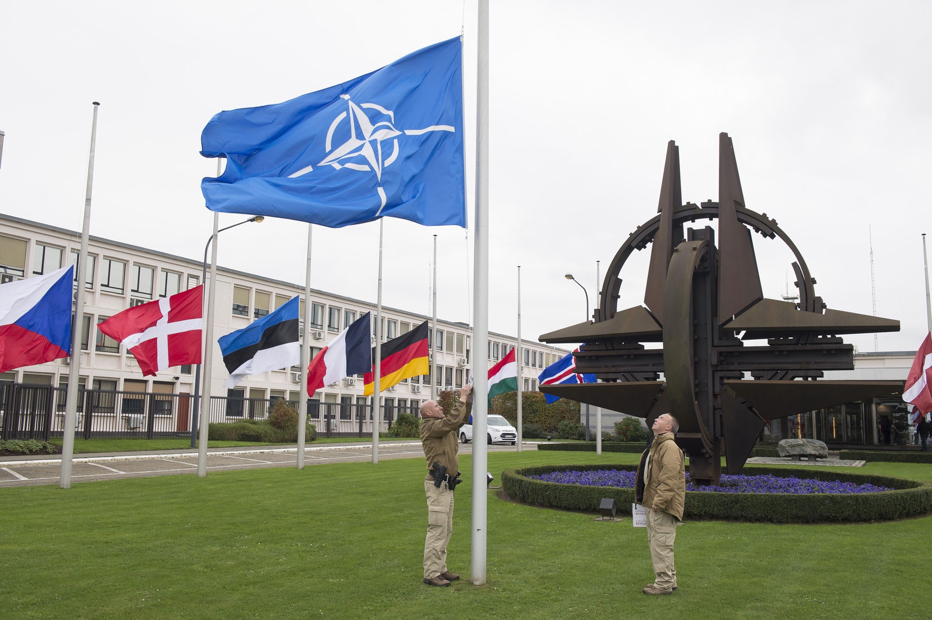 Замгенсека НАТО: Альянс намерен избегать эскалации с Россией