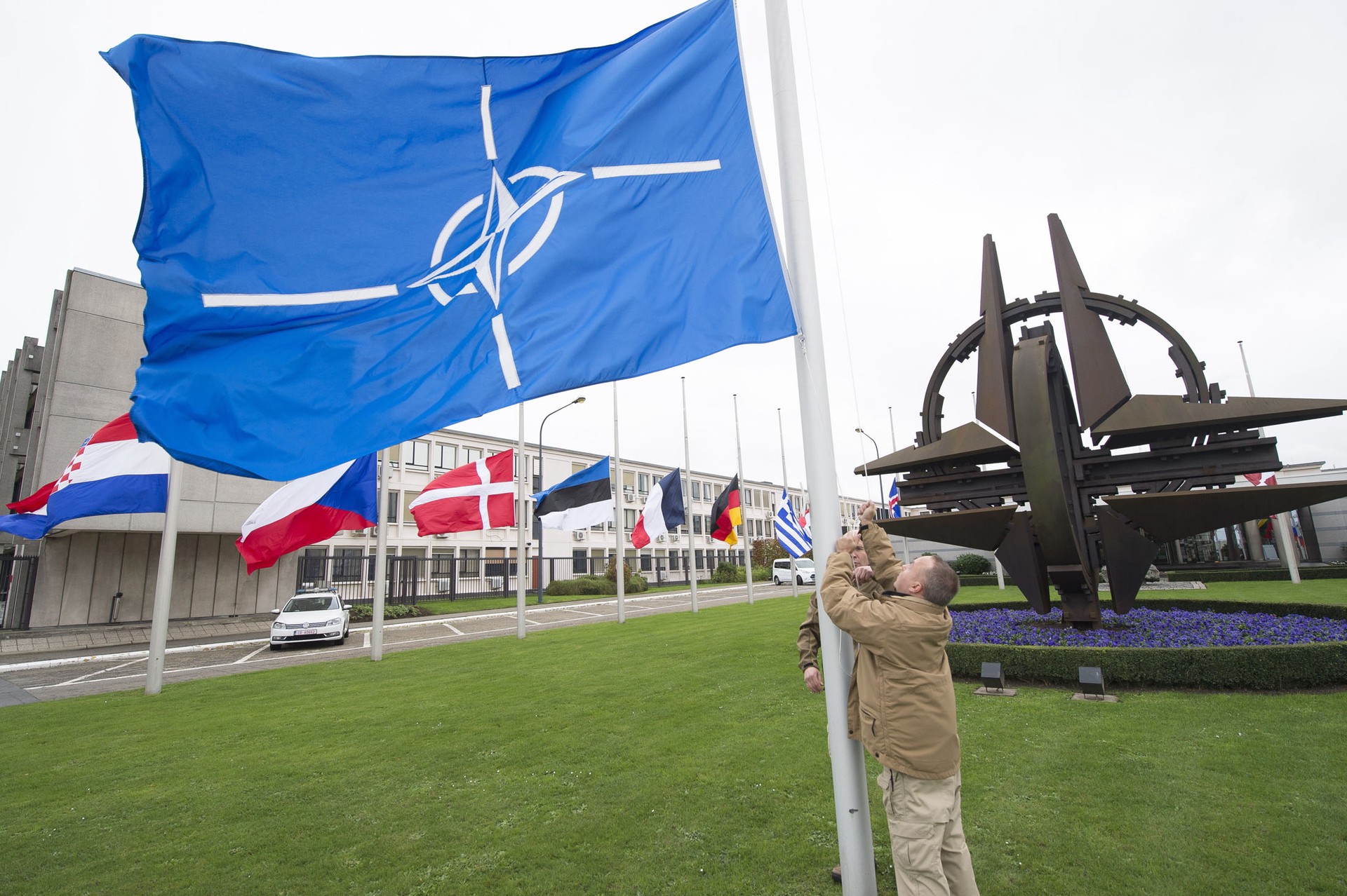 Politico считает распад НАТО вопросом времени