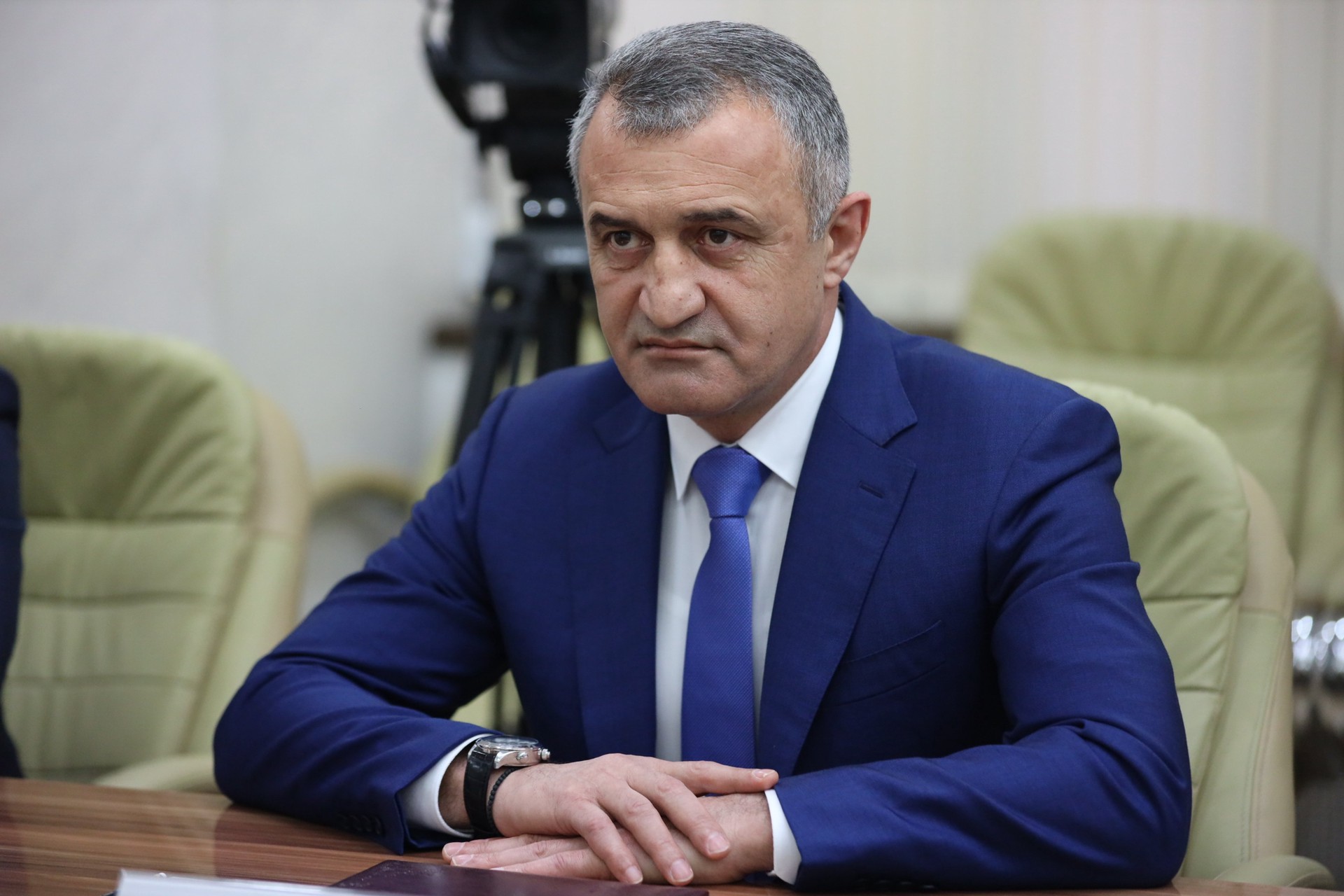 Бибилов признал поражение на выборах президента Южной Осетии и пожелал удачи Гаглоеву