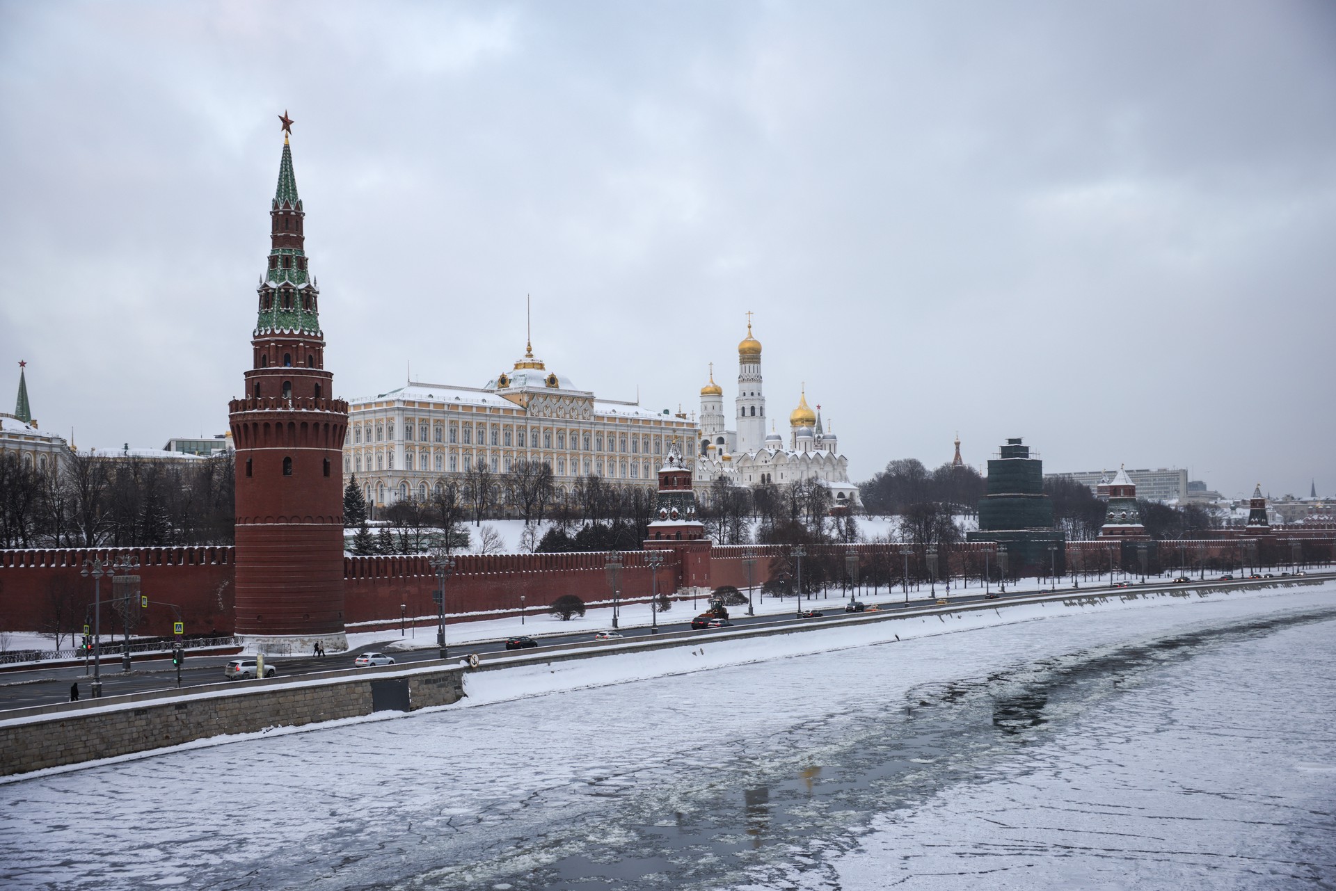 В Кремле заявили, что для России предпочтительно решать вопросы мирными средствами