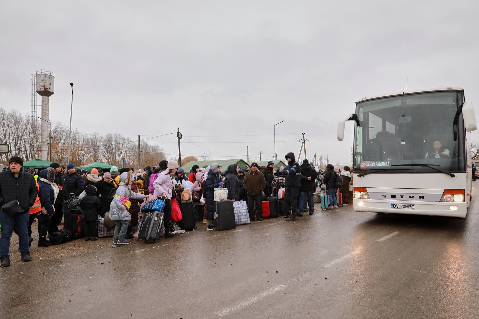 Люди бегут из харькова. Люди бегут из Украины. Автобусы с беженцами. Эвакуация транспорта. Украинские беженцы в Румынии.
