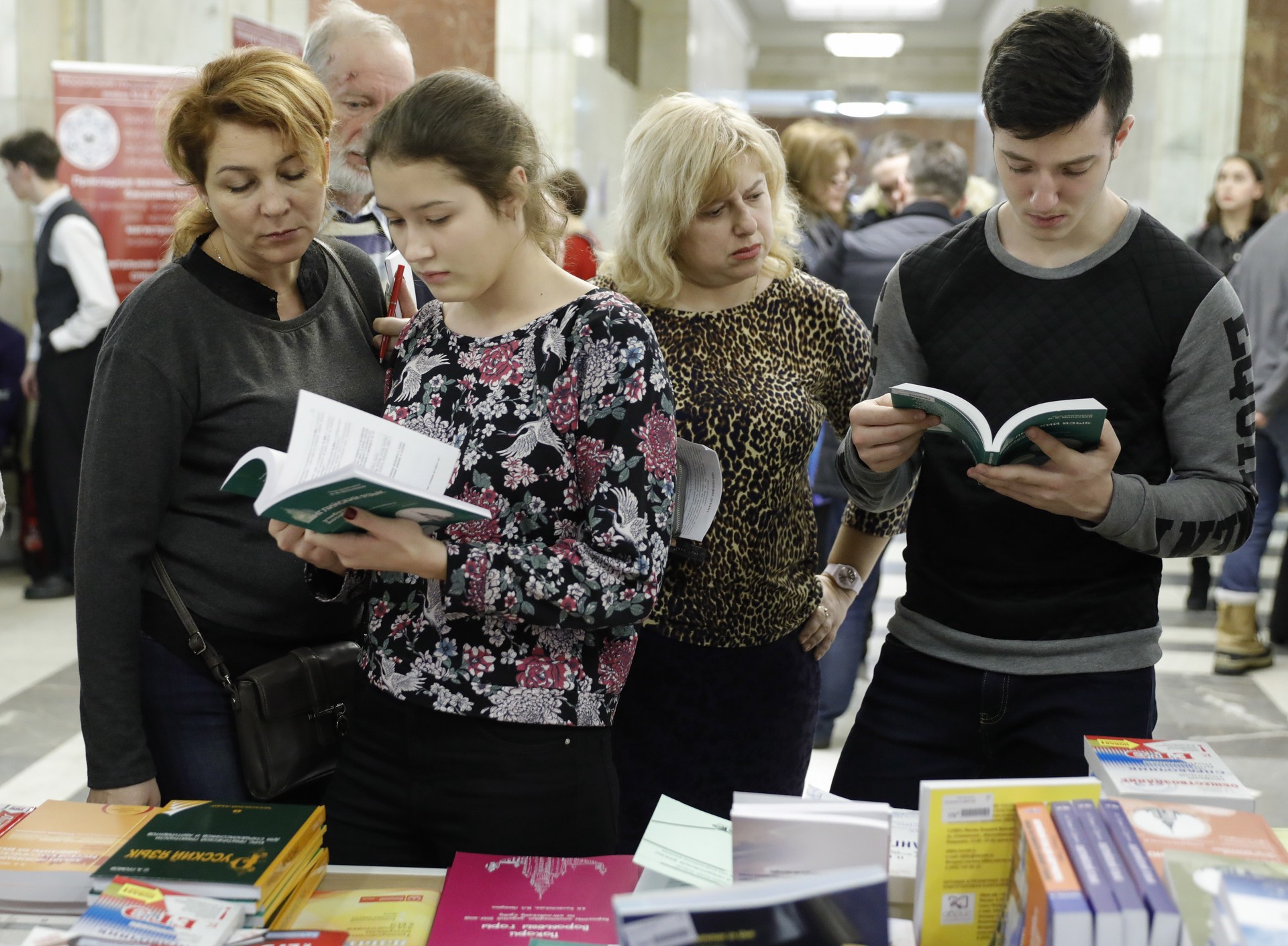 В РФ могут начать проводить научную и методическую экспертизу учебников