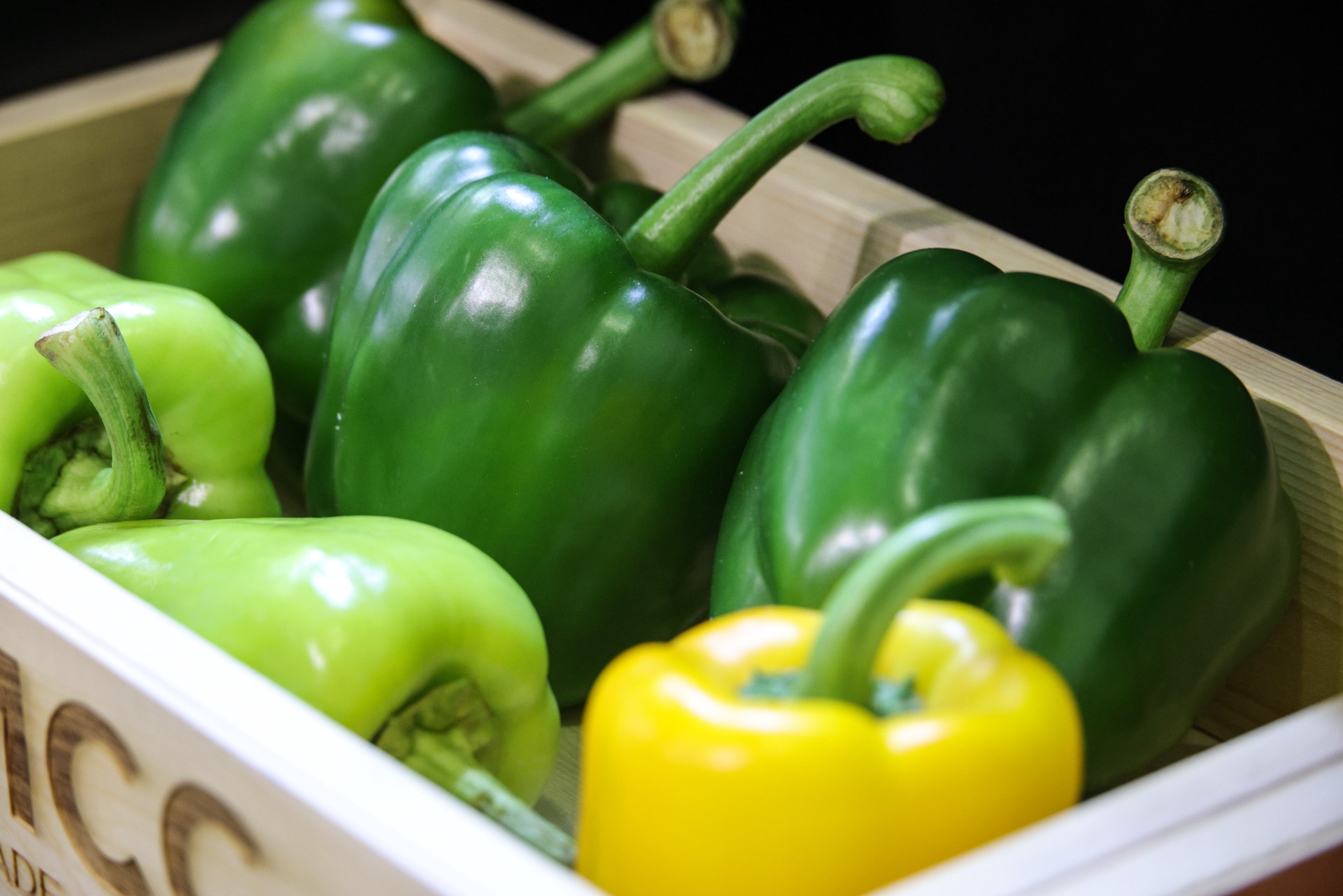 Названа скрытая опасность ранних овощей и зелени