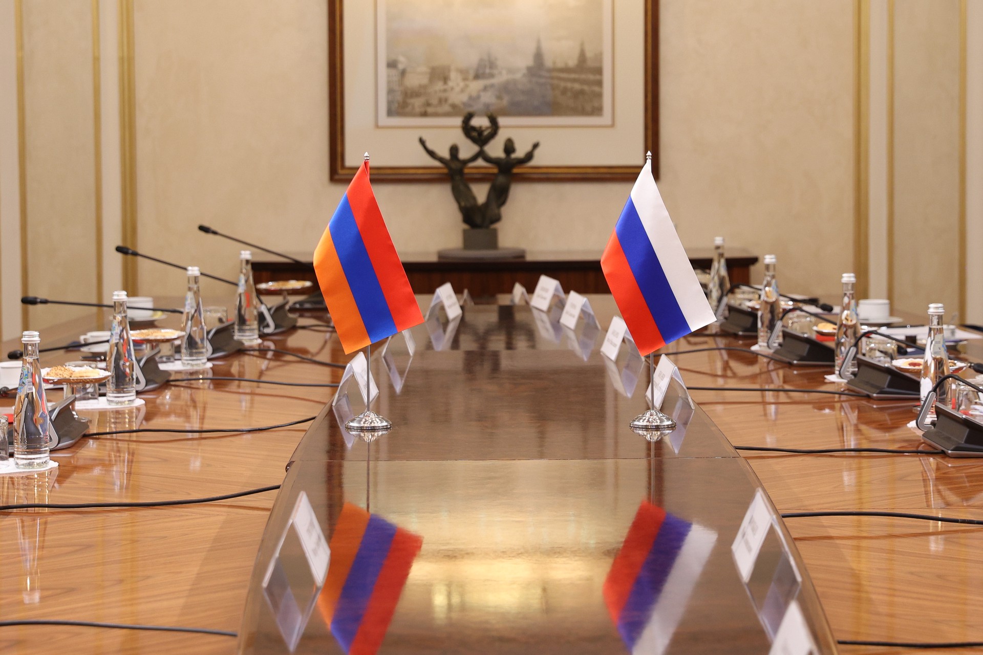 Банки в Армении и Казахстане заблокировали счета для поставок в Россию