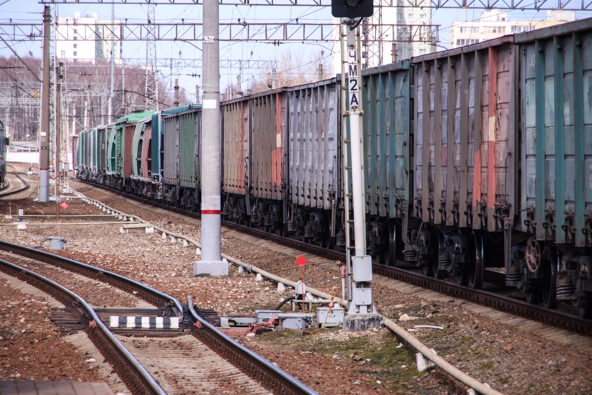 Неизвестные подожгли релейные шкафы на железной дороге в Казани
