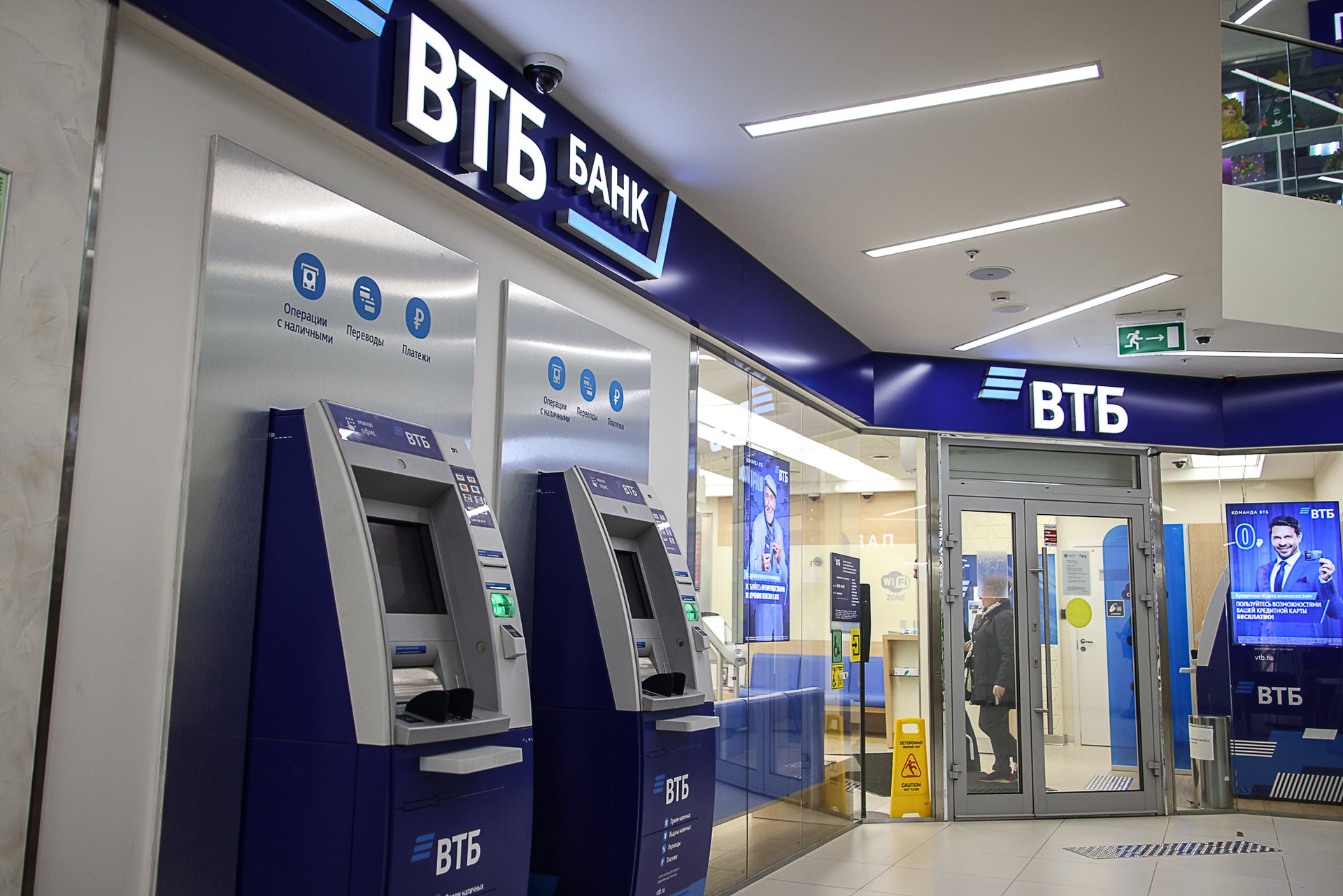 Сбер и ВТБ приостановили валютные переводы в другие банки