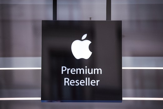 Акции Apple упали после объявления о сокращении расходов и новых сотрудников