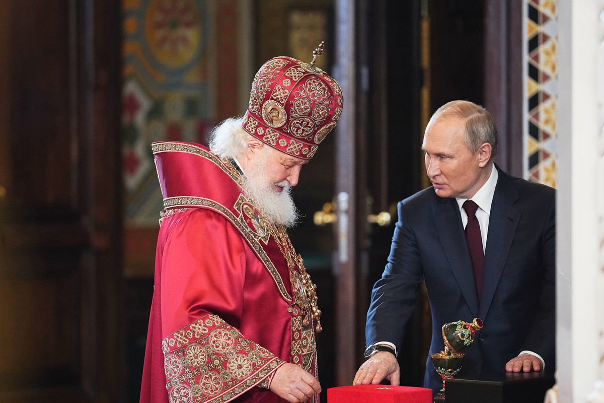 Патриарх Кирилл рассказал, как его отец крестил Путина