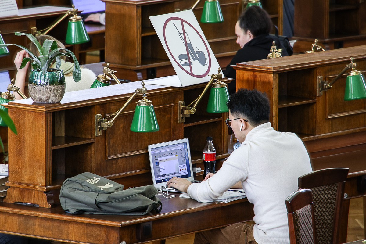 Студенты-участники СВО смогут перейти с платного обучения на бесплатное