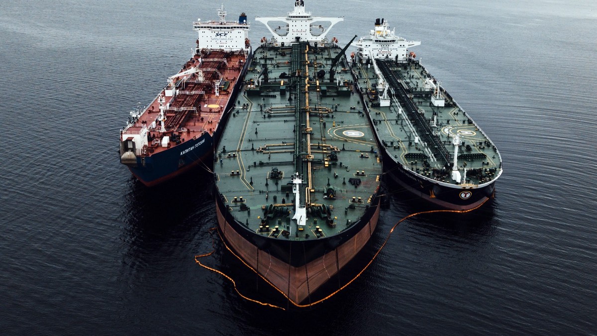Bloomberg: Перевозка нефти из России западными танкерами выросла